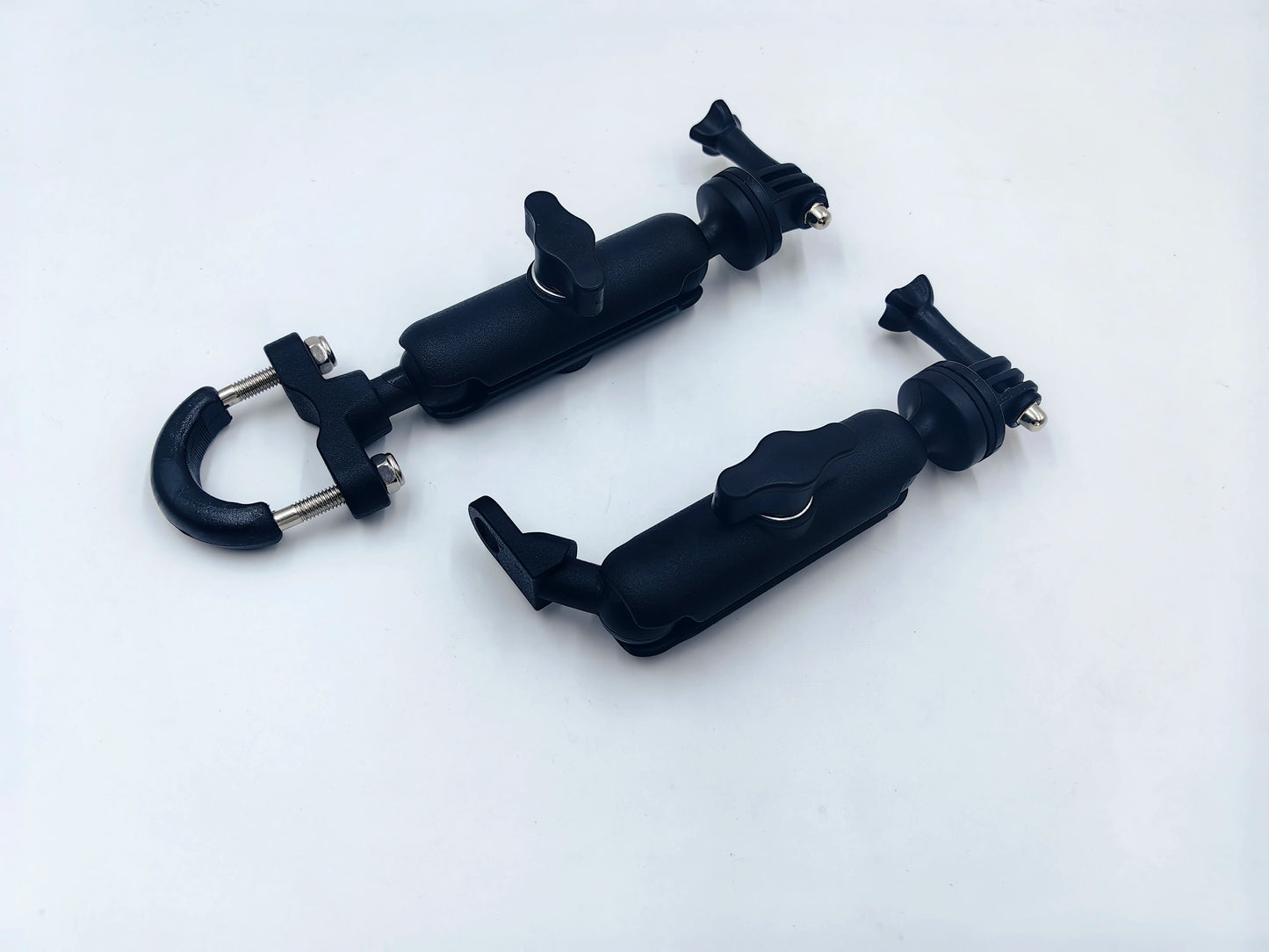 Soporte resistente para GoPro, Insta360 o DJI Action. Compatible con manubrio o retrovisor de motos y bicicletas. Ideal para grabaciones deportivas, viajes y contenido extremo.