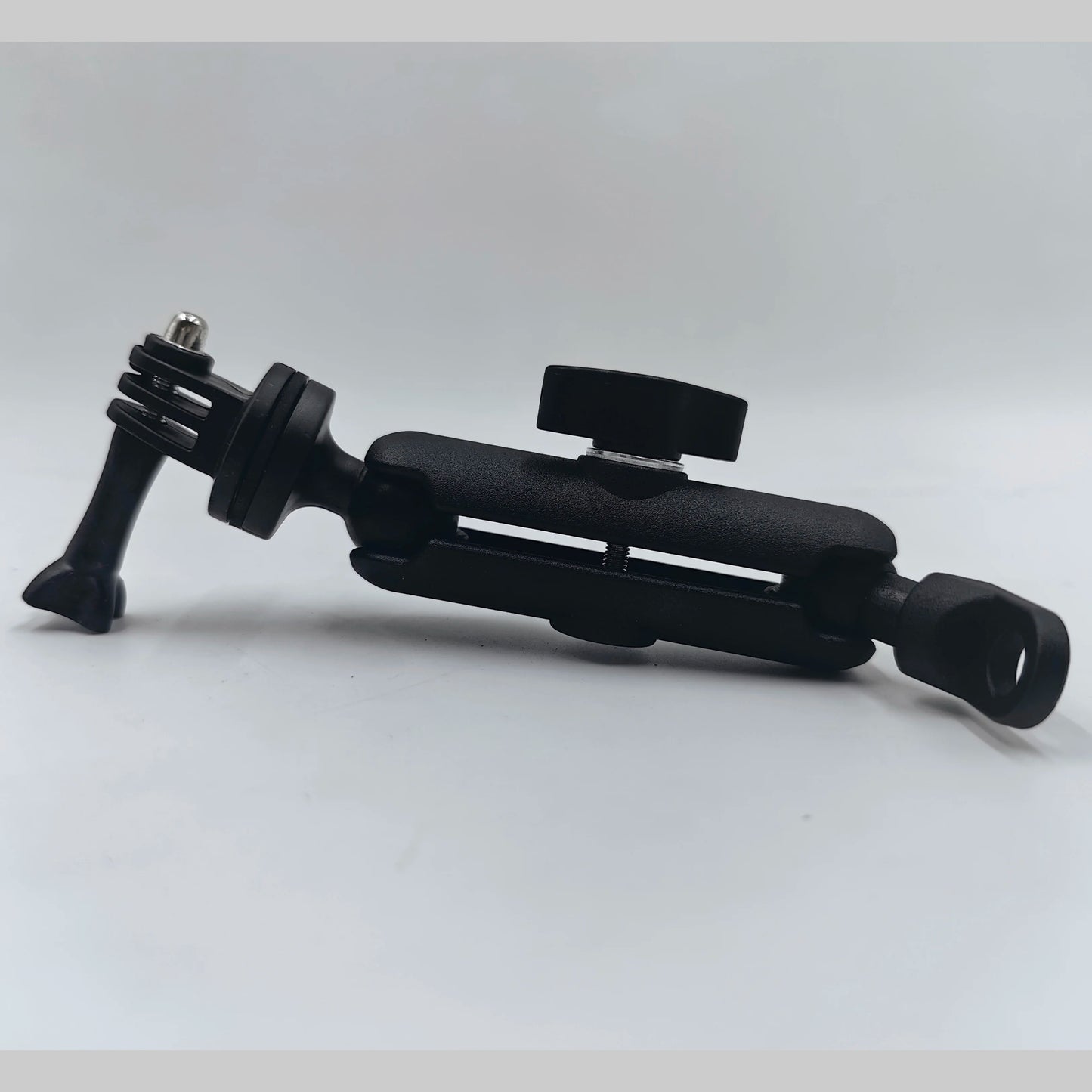 Soporte resistente para GoPro, Insta360 o DJI Action. Compatible con manubrio o retrovisor de motos y bicicletas. Ideal para grabaciones deportivas, viajes y contenido extremo.