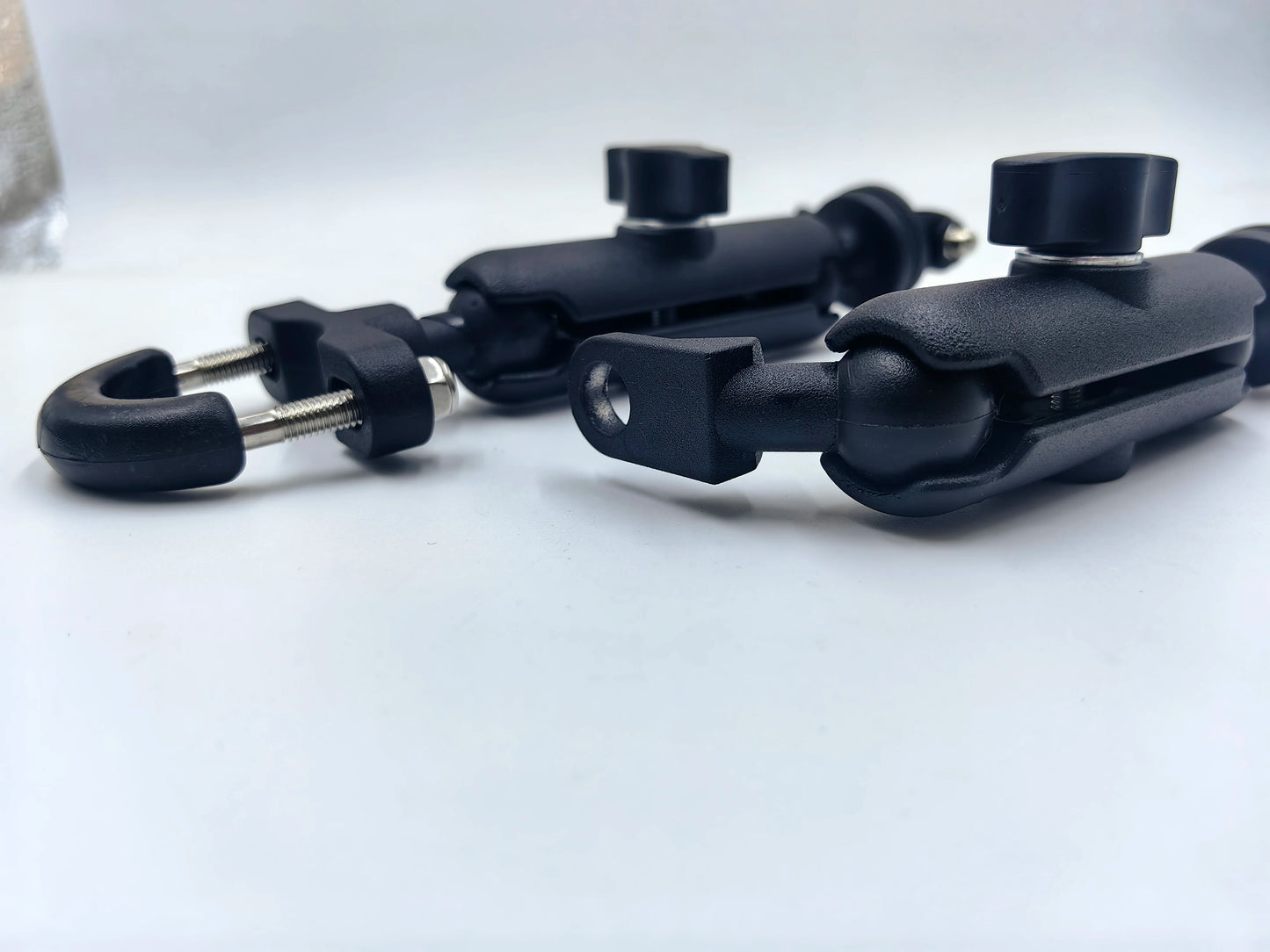 Soporte resistente para GoPro, Insta360 o DJI Action. Compatible con manubrio o retrovisor de motos y bicicletas. Ideal para grabaciones deportivas, viajes y contenido extremo.