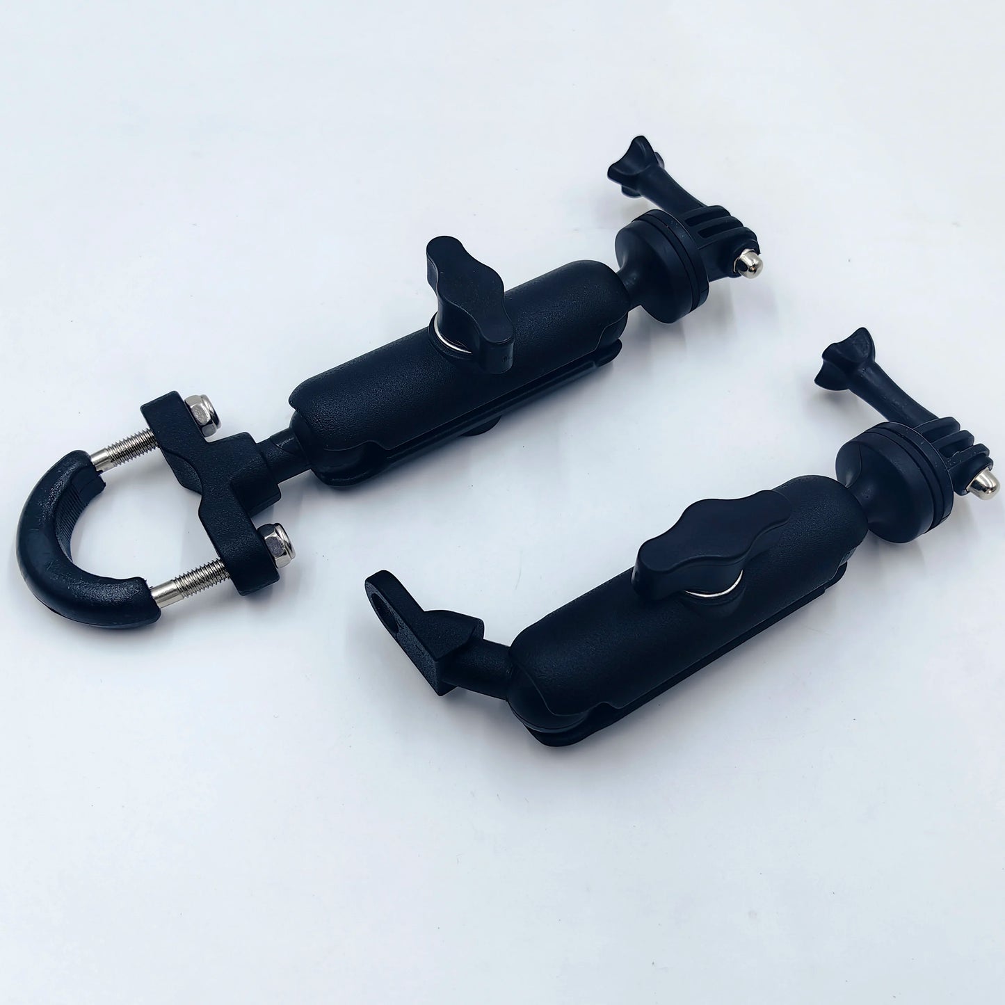 Soporte resistente para GoPro, Insta360 o DJI Action. Compatible con manubrio o retrovisor de motos y bicicletas. Ideal para grabaciones deportivas, viajes y contenido extremo.